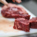 Россиянам объяснили, почему нельзя размораживать мясо в воде