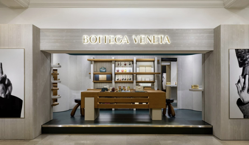 Bottega Veneta открыла модернистский поп-ап в универмаге Harrods Bottega Veneta открыла модернистский поп-ап в универмаге Harrods