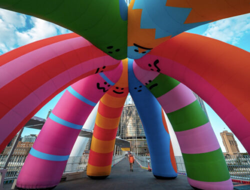 Craig & Karl украсили пешеходные мосты в Брисбене надувными скульптурами