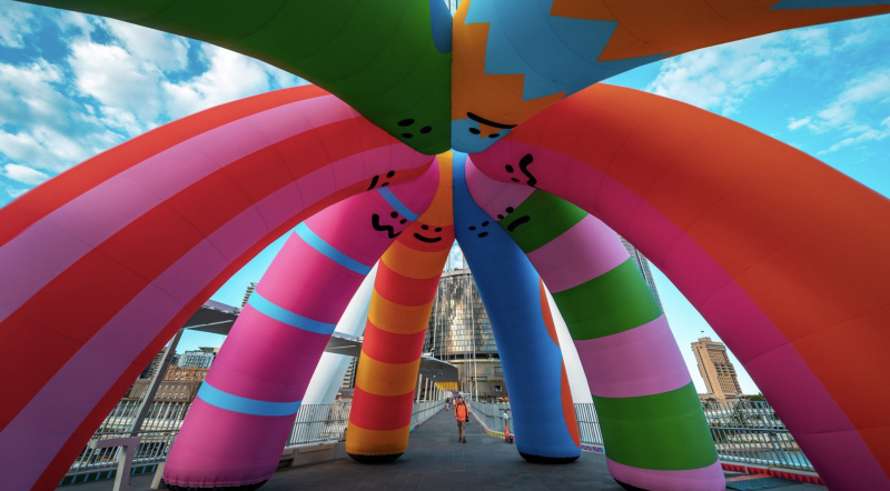 Craig & Karl украсили пешеходные мосты в Брисбене надувными скульптурами Craig & Karl украсили пешеходные мосты в Брисбене надувными скульптурами