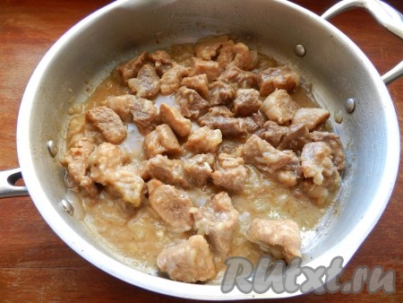 Влить немного воды, чтобы покрыла дно сковороды, сделать огонь минимальным. Тушить свинину под крышкой 30 минут (до мягкости), периодически проверяя, чтобы не выкипела вся жидкость. При необходимости долейте ещё немного воды. 