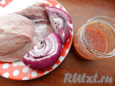 Подготовить продукты для приготовления мягкой и сочной свинины на сковороде.