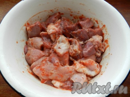 Перемешать, чтобы каждый кусочек свинины покрылся соусом. Оставить мариноваться на 1 час.