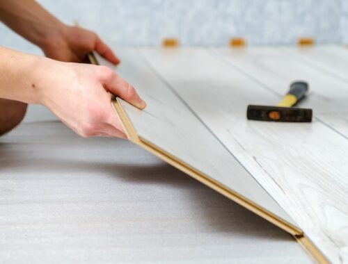 Как постелить ламинат на деревянный пол — подготовка и монтаж