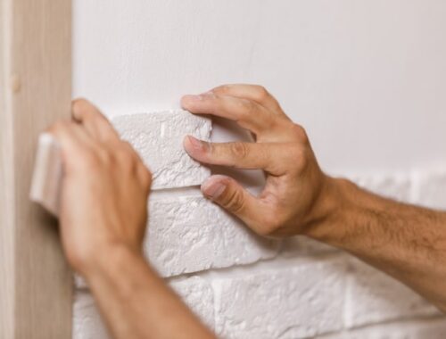 Как сделать декоративный камень на стене своими руками из гипса