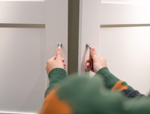 Как установить зеркало на стену из гипсокартона